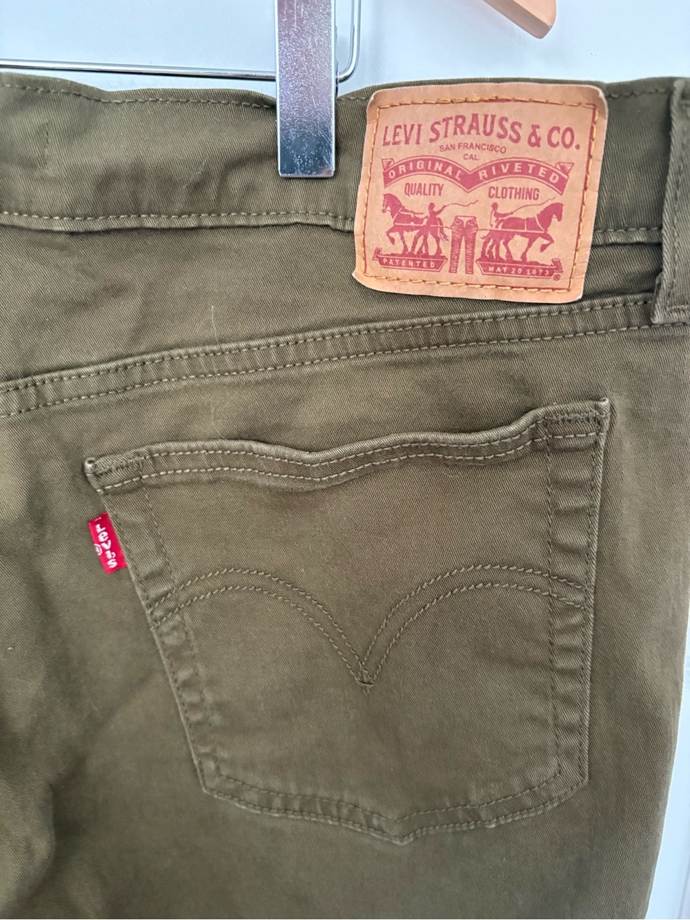 Levi’s Boyfriend Chino Pants Olive Green Size 32 Relaxed Fit - Picture 3 of 4